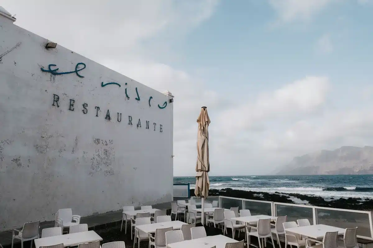 Elegantes Restaurant mit Kaminfeuer und Meerblick auf den Atlantik