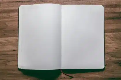 Pusty akademicki biurko z papierami i książkami w cichym świetle