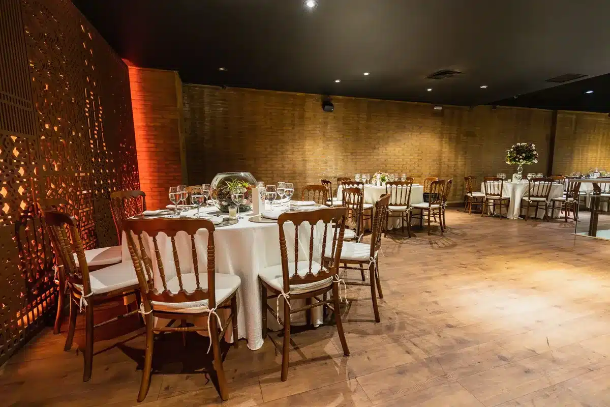 Ein intimes Restaurant mit wenigen Pl&auml;tzen und gedimmter Beleuchtung