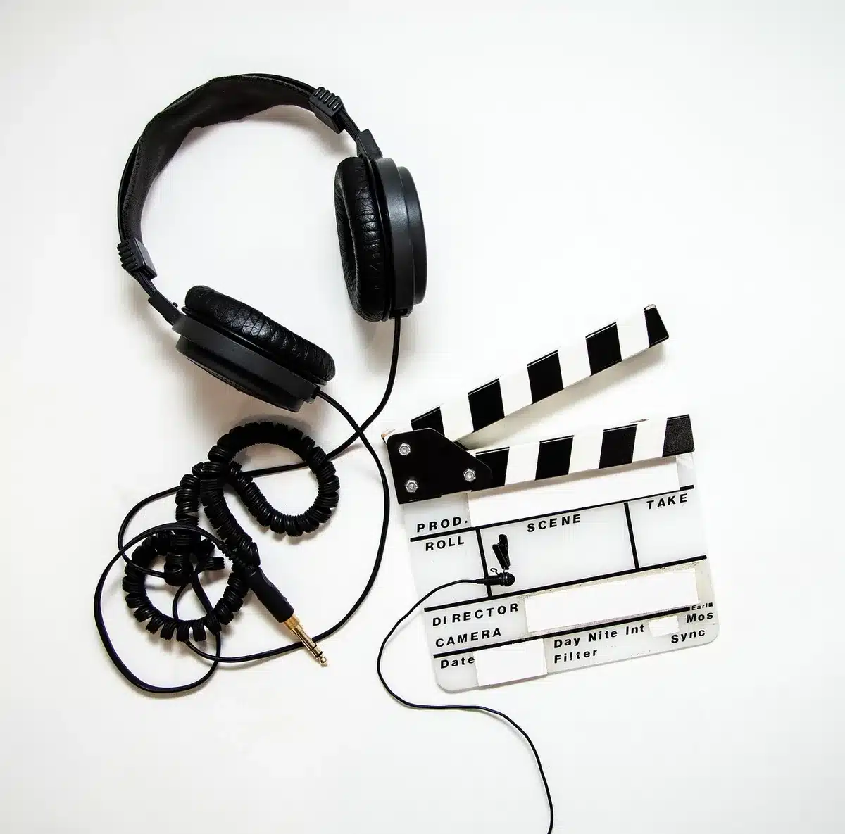 Scène intime d'un film montrant deux acteurs dans un moment de connexion émotionnelle