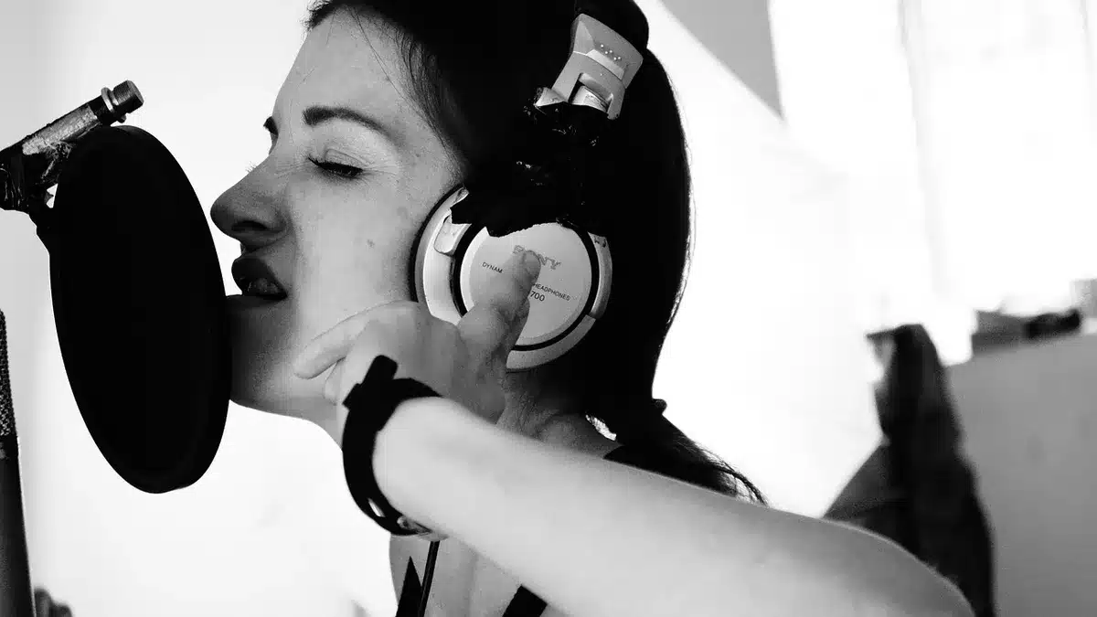 Musicienne en studio d'enregistrement ou sur scène en train de performer