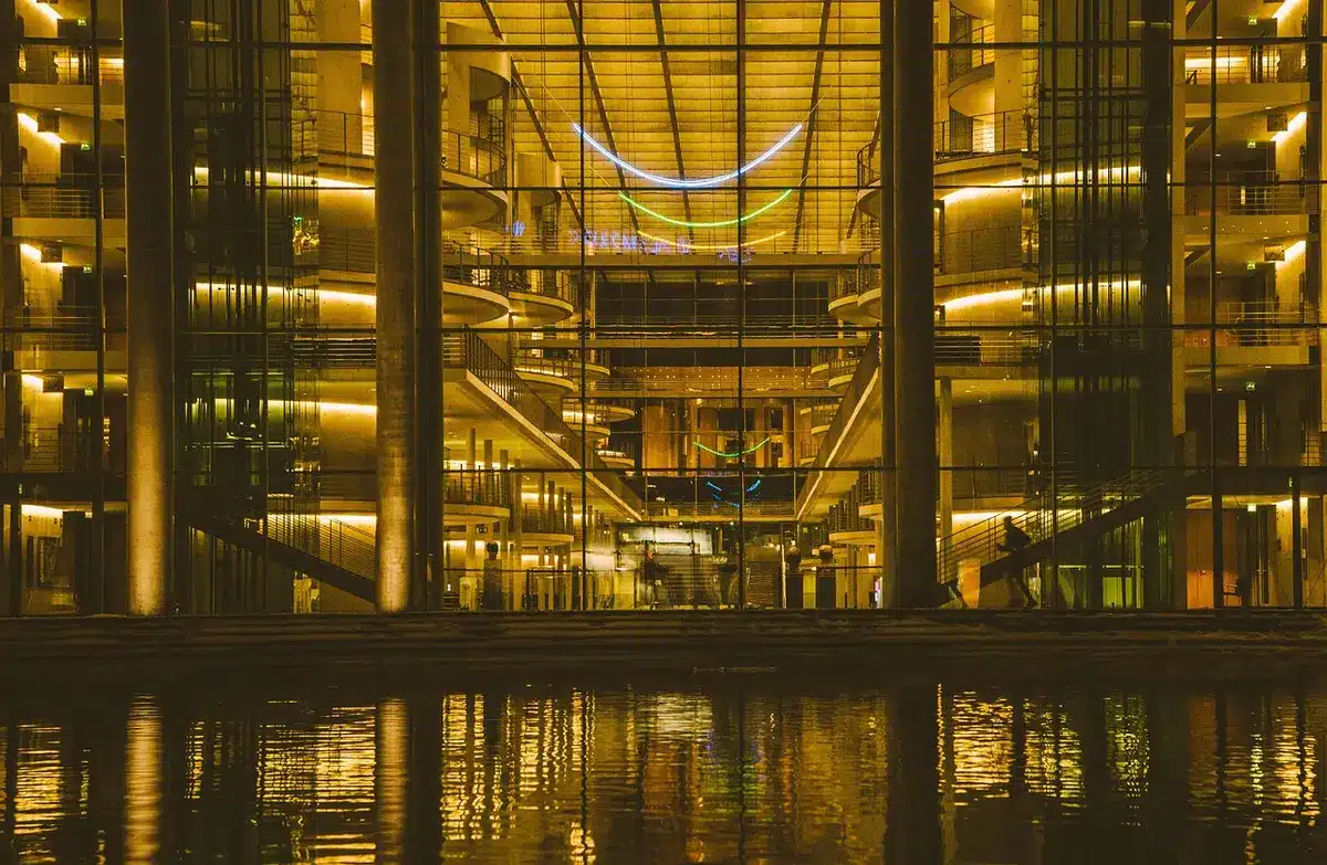 Moderne hotelarchitektur mit eleganten Einrichtungen und Gästeräumen