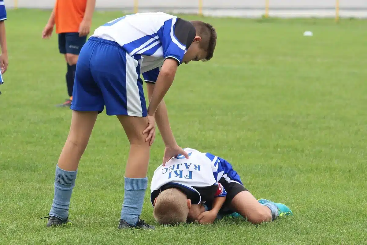 Zwei Kameradinen trainieren zusammen auf dem Spielfeld