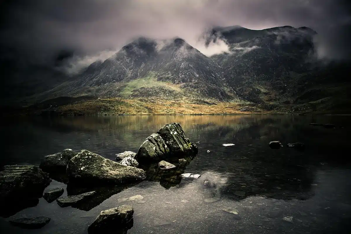 Llyn Padarn with mountains and castle on the shore
